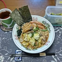 肉野菜炒めらーめん、野沢菜漬け、烏龍茶(昼飯)|enarinさん