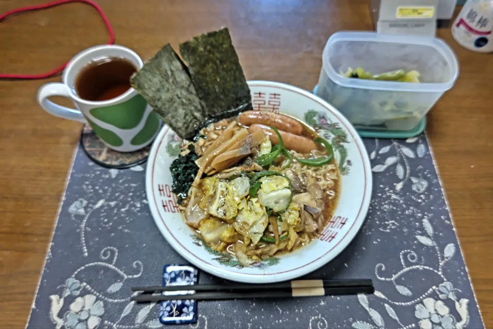 肉野菜炒めらーめん、野沢菜漬け、烏龍茶(昼飯)|enarinさん