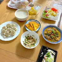 焼売、砂肝入りオープンオムレツ、大根サラダ、自家製コブドレッシング、蒸し鶏の牡蠣ポン酢和え、えびとベーコンの辛味炒め、クラムポタージュスープ、パインアップル、ソーセージバケット、シナモンロール、明太フランス、クランベリーロール、いちじくロール|くろーぶやんさん