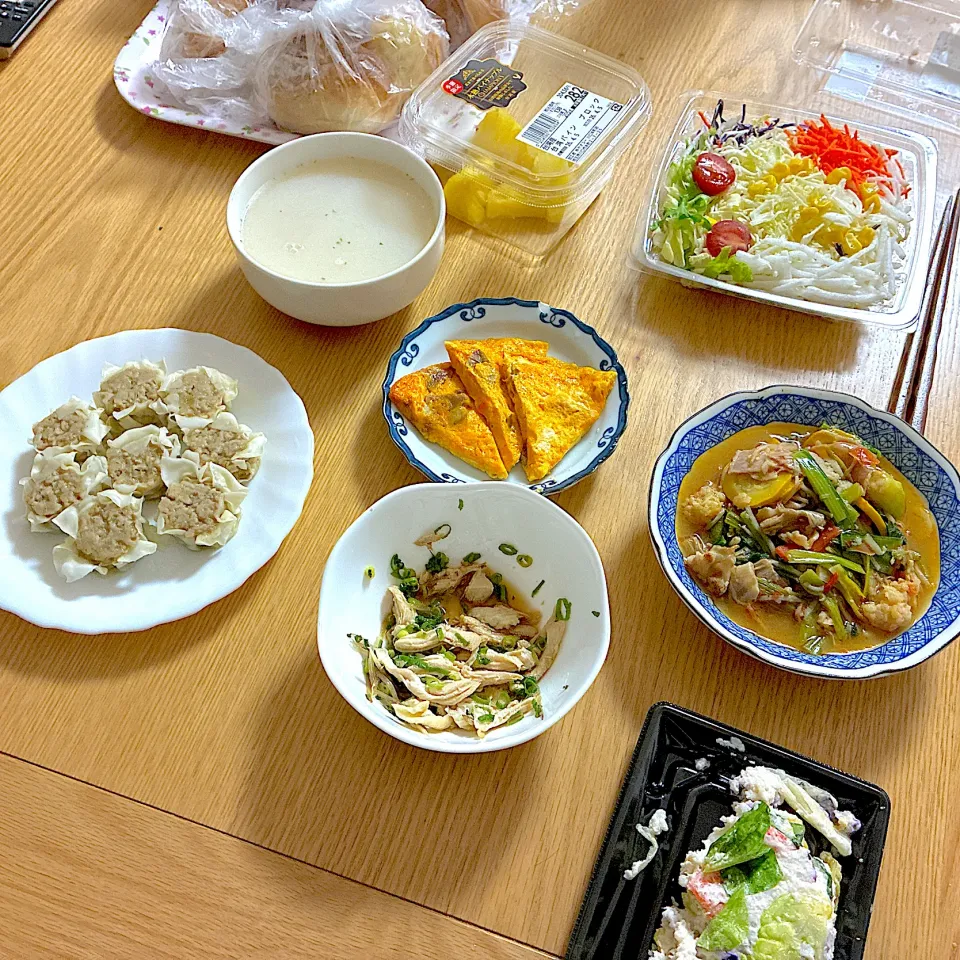 焼売、砂肝入りオープンオムレツ、大根サラダ、自家製コブドレッシング、蒸し鶏の牡蠣ポン酢和え、えびとベーコンの辛味炒め、クラムポタージュスープ、パインアップル、ソーセージバケット、シナモンロール、明太フランス、クランベリーロール、いちじくロール|くろーぶやんさん