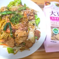 大豆のお肉deまるちゃんソース焼きそば|まな☆さん