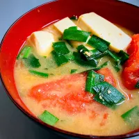 塩豆腐ととまとの味噌汁🍅|ご飯はん♪さん