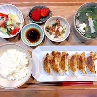 夜ご飯(餃子、トマトサラダ、山芋ときゅうりの梅和え、ほうれん草スープ、いちご)|cocomikaさん