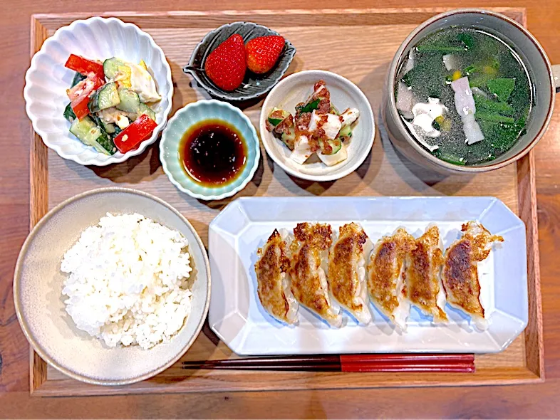 夜ご飯(餃子、トマトサラダ、山芋ときゅうりの梅和え、ほうれん草スープ、いちご)|cocomikaさん