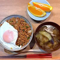夜ご飯(ガパオライス、ナスの味噌汁、オレンジ)|cocomikaさん