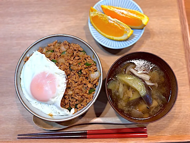 夜ご飯(ガパオライス、ナスの味噌汁、オレンジ)|cocomikaさん