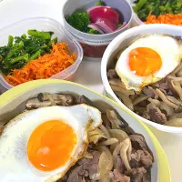 和牛丼　目玉焼き🍳人参明太子まぶし🥕折菜カツオ胡麻和え　ブロッコリー🥦紫玉ねぎマリネ🟣|まゆさん