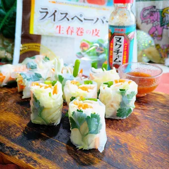 Snapdishの人気料理写真:🌏『世界の食卓探検隊の旅〜🇻🇳ベトナム』
【🇻🇳春キャベツの生春巻きとヌクチャムソース】