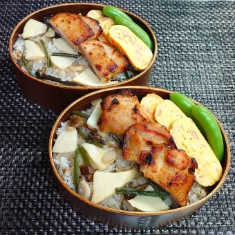 Snapdishの人気料理写真:母とムスコのラブラブおソロ♪山菜たけのこご飯弁当