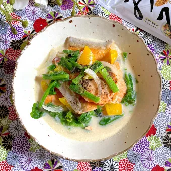 Snapdishの人気料理写真:鮭🐟と春野菜のつぶみそクリーム煮✨