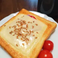 シナモン入りコーヒー牛乳とチーズトースト|macchinaさん