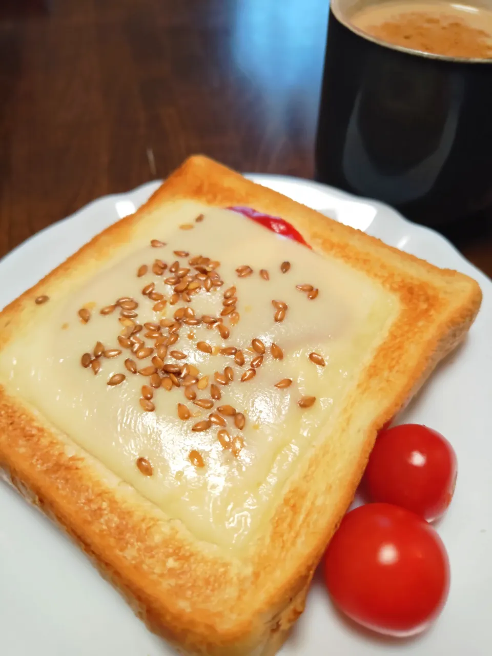 シナモン入りコーヒー牛乳とチーズトースト|macchinaさん