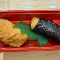 本日の出張ランチはミナカ小田原にあります、創業明治二年の相模屋の餅いなりとわさび餅いなりを。5年も毎週出張に来ていてお初でした。ものすごく美味。美味しくいただきました。|sniper66さん