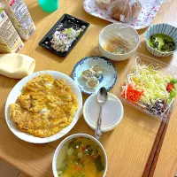 かつ煮、ポテトサラダ、大根サラダ、坦々春雨スープ、自家製コブドレッシング、焼売、クランベリーロール、いちじくロール、ソーセージバケット。|くろーぶやんさん