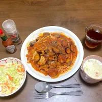 今日の晩ご飯　いわしと茄子のトマトソーススパゲッティ、新キャベツのコールスロー、クノールカップスープ「野菜とけこむポタージュ」　いわし水煮缶使用　煮汁がいい出汁になります　トマトソースは朝食用のトマトジュースとケチャップと玉ねぎ、ニンニク、生姜と各種ハーブで作りました。