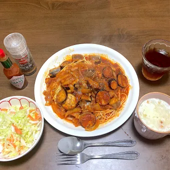 Snapdishの人気料理写真:今日の晩ご飯　いわしと茄子のトマトソーススパゲッティ、新キャベツのコールスロー、クノールカップスープ「野菜とけこむポタージュ」　いわし水煮缶使用　煮汁がいい出汁になります　トマトソースは朝食用のトマトジュースとケチャップと玉ねぎ、ニンニク、生姜と各種ハーブで作りました。