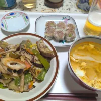 4/7（火）夕食。野菜とちくわの中華風炒め。水餃子の酸辣湯風。シウマイ。|へいちゃんさん