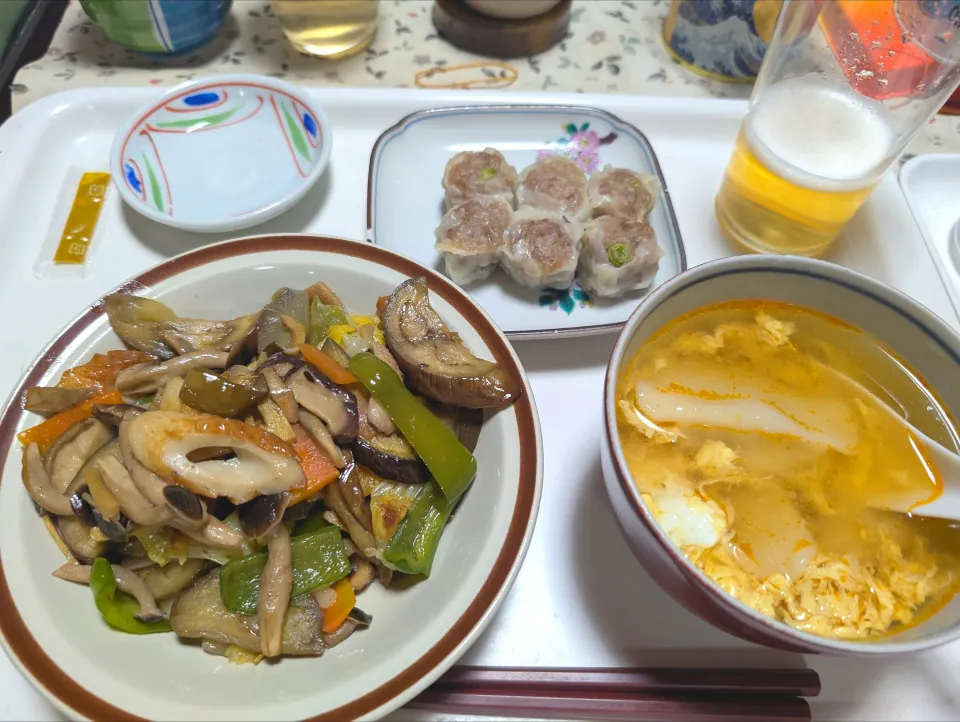 4/7（火）夕食。野菜とちくわの中華風炒め。水餃子の酸辣湯風。シウマイ。|へいちゃんさん