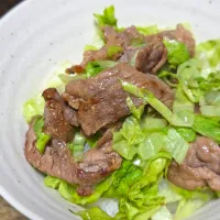 パパ作🥸豚こまレタス丼とお味噌汁|ぱんだのままんさん