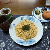 明太マヨパスタ、こしあんのあんぱん、おにぎり、野沢菜漬け、かずのこわさび漬け、スープ、烏龍茶(昼飯)|enarinさん