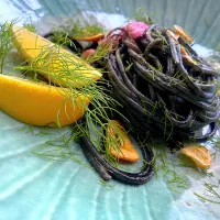 イカ墨ペペロンチーノのスパゲッティ〜桜の薫り|shikaさん