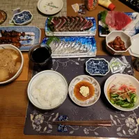 ご飯、煮物、煮豆、酢の物、コカ・コーラ、練乳かけ手作りミルクココアゼリー、大めばちまぐろの切り落とし、しめ鯖お造り、鰹のたたき、串物三種、七味唐辛子(夕飯)|enarinさん