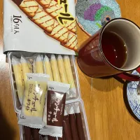 YouTube流し見しながら #夜おやつ　オレンジ紅茶、ブルボン|ms903さん