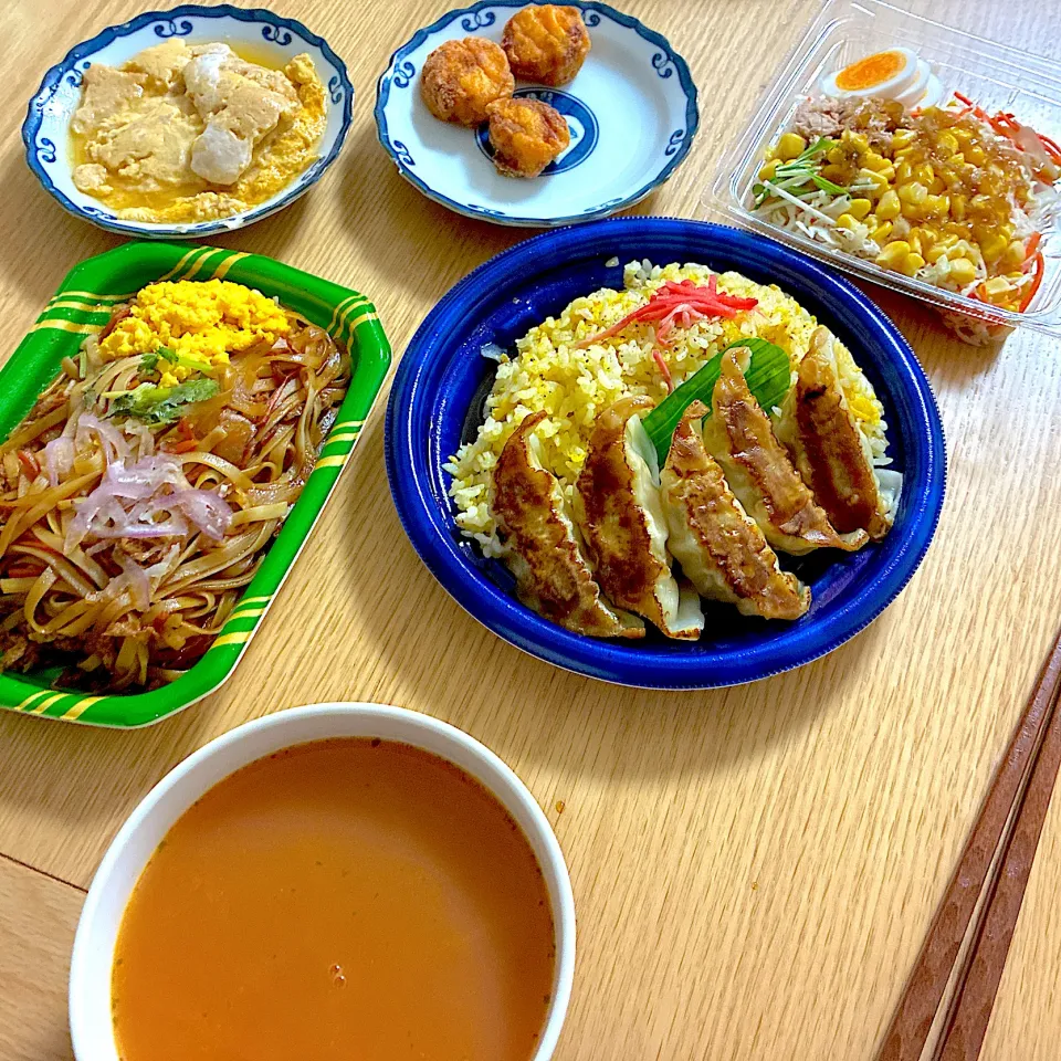餃子と炒飯、ツナコーンサラダ、からあげクン、かつ煮、トマトポタージュスープ、パッタイ。|くろーぶやんさん
