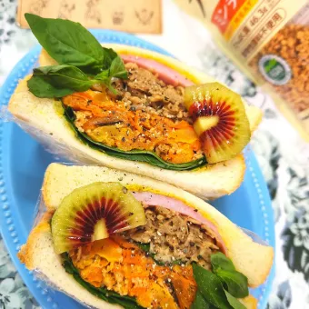 Snapdishの人気料理写真:@きなこさんの料理 🔷大豆そぼろいり洋風なめたけ🔷→→🔷🥕焼にんじんマッシュサラダde あるもんでサンド🥪🔷