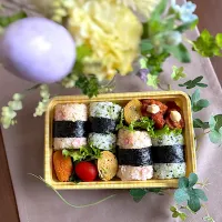 4/10❤︎主人のおにぎり弁当🍙🍃

＊ 青菜おにぎり
＊ 鮭フレークおにぎり
＊ ねぎいりたまご焼き
＊ から揚げ
＊ 白身魚のフライ
＊ ほうれん草の胡麻和え|Makinsさん