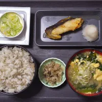 今日の朝ごはん（もち麦ごはんに銀だらの西京漬、納豆、ほうれん草と卵のみそ汁、刻みすぐき）|Mars＠釜飯作り研究中さん