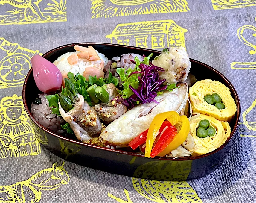 アスパラの肉巻き〜粒マスタード仕上げ〜、アスパラ入り出し巻き卵、タコのつみれ、ゴボウとパプリカのきんぴら、黒豆ごはんと鮭ご飯のおにぎり|めみさん