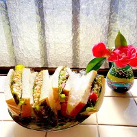 grandmaの晩ごはん☆ 今夜は急に食べたくなってサンドイッチを…玉子サンドはシーチキンと玉ねぎを
キャベツのコールスローにはイチゴ🍓を
サラダ菜をバターと辛子､サラダ菜を使って作りました…
温かいコーンスープ🌽で頂きます|kaoriさん