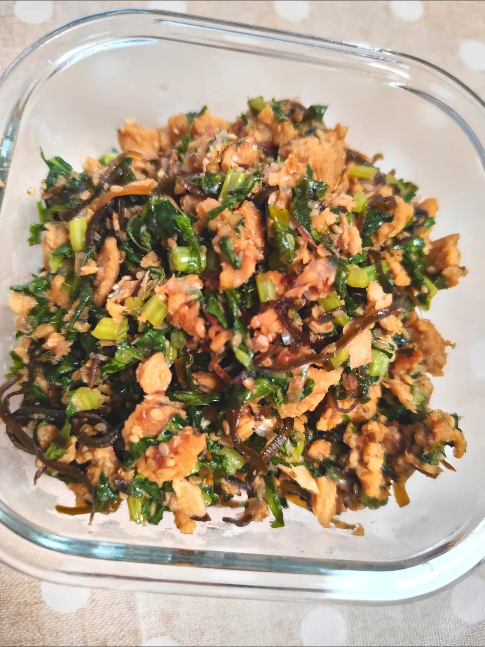 m.rafuさんの料理 大根葉炒めを参考に、大豆のお肉スライス+、醤油味醂をすき焼きたれに置き換え、+カンタン酢もで作りました!|m.rafuさん