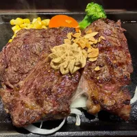 本日のランチは在宅&都内業務のため、ご近所でリブロースステーキ300gを。不思議とパワーみなぎります。美味しくいただきました。|sniper66さん