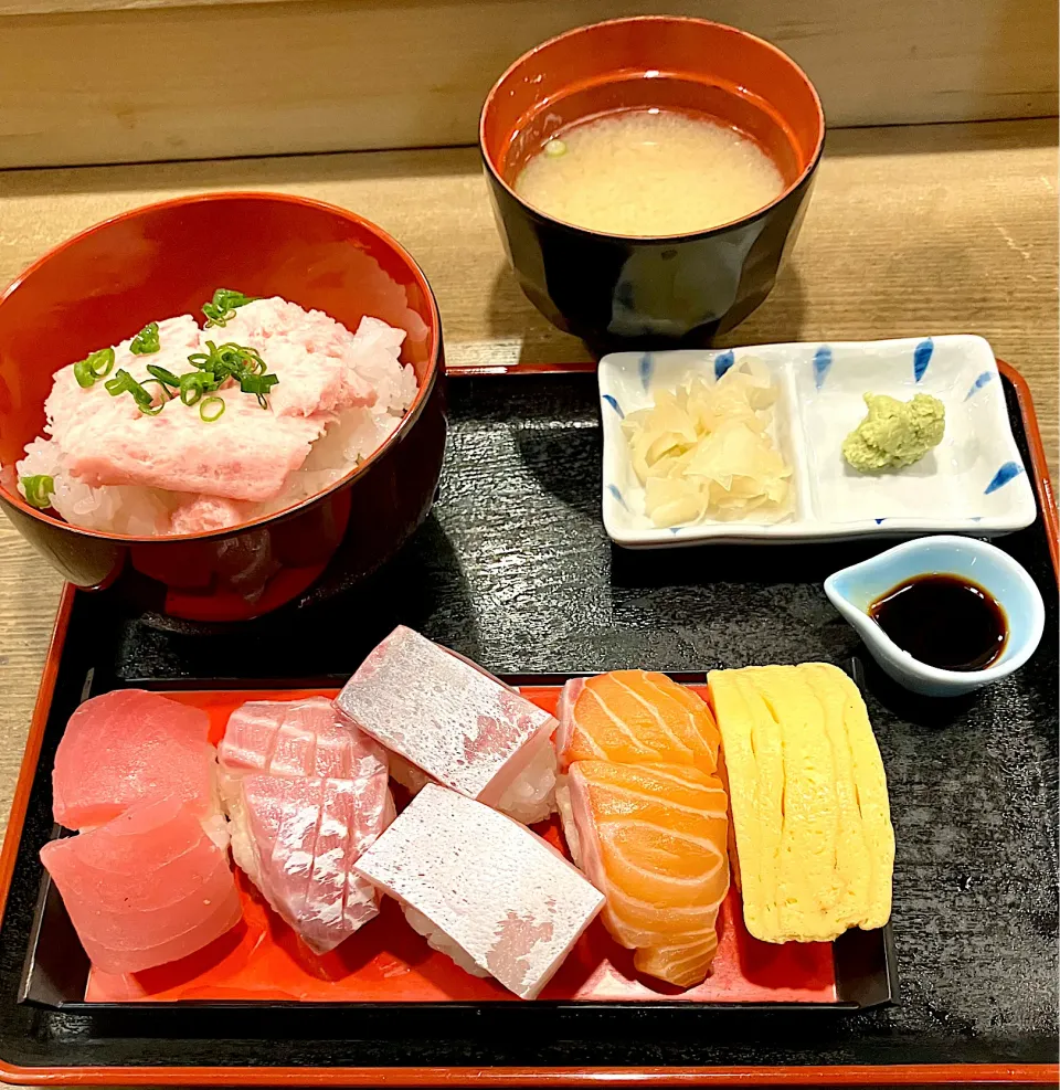 昨日の人気店ランチ『雅セット』                                ねぎトロ丼(小)・にぎり5貫？|mottoさん