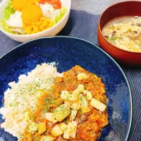 茄子たっぷりひき肉カレー（ガーリックじゃがのせ）|おはなさん