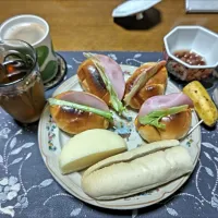 ロールパントーストサンドイッチ、チョコホイップパン、レモン蒸しパン、煮豆、ホットコーヒー、烏龍茶、バナナ(朝ご飯)|enarinさん