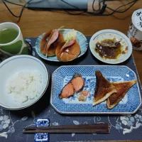 ご飯、めし粥、ロールパントーストサンドイッチ、鮪のにんにく醤油漬け、銀鮭塩焼、はんぺんのマーガリン焼き、熱い日本茶(昼飯)|enarinさん