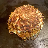 今日の晩ご飯@「お好み焼き  しらかわ   裏はなれ」さん⑦  いよいよメインのお好み焼きをいただきます。豚、いか、えびの３種の神器が入った五目にチーズをトッピングし、焼きそばの入ったモダン焼きにしてもらいました。（実況中継中）