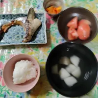 お夕飯　鮭カマの有庵焼き、大根炊き、人参甘煮|はやとさん