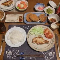 ご飯、ポークソテー、トマト&レタス、コロッケ、メンチカツ、板わさ、煮物、オーシャンキング、煮豆、烏龍茶、練乳かけ手作りミルクココアゼリー(夕飯)| enarinさん