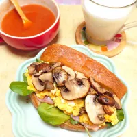 きのこたっぷりのカリカリベーコンサンド|うたかた。さん