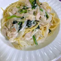 たっぷり新玉ねぎとほうれん草でローストチキンのクリームパスタ🍝|keitanさん