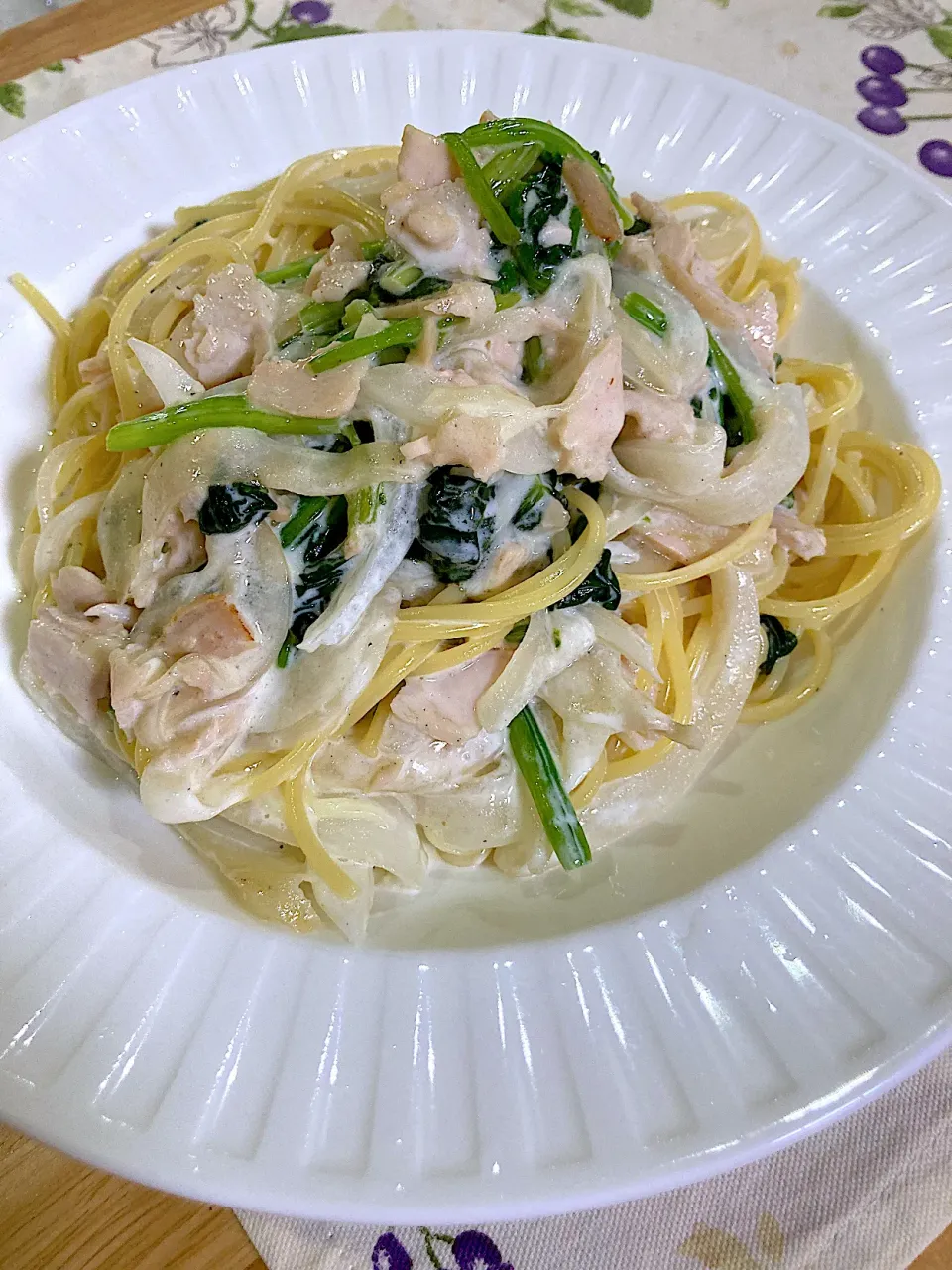 たっぷり新玉ねぎとほうれん草でローストチキンのクリームパスタ🍝|keitanさん