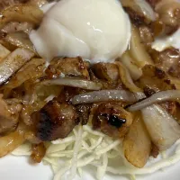 😋美味しい黒豚を玉ねぎと炒めキャベツの上へ|Morito Kamiyaさん