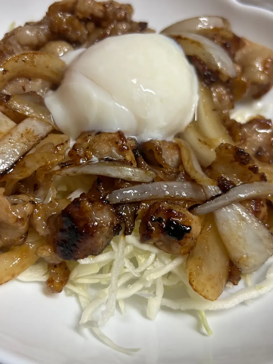 😋美味しい黒豚を玉ねぎと炒めキャベツの上へ|Morito Kamiyaさん