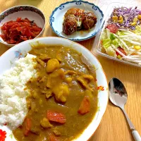 ポークカレー、1/2日分のサラダ、中華唐揚げ、福神漬け。|くろーぶやんさん