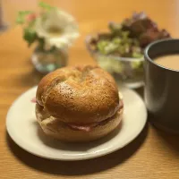 4/9の朝食　ベーグルチーズベーコンサンド|yoneさん