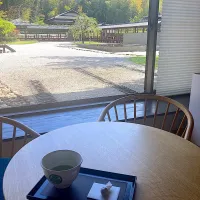 和菓子＆抹茶@「ライブラリーサロン  華宮」さんin興正寺①  陽光溢れるお庭を眺めながら、和菓子とお抹茶をいただきます🍵| なびさん